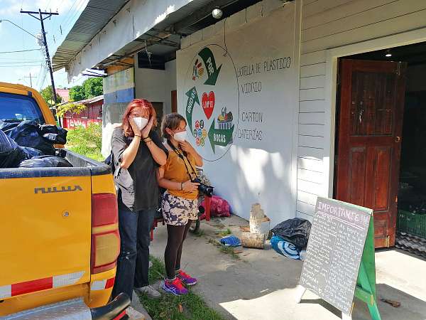 Vor der Recycling-Station von Bocas del Toro