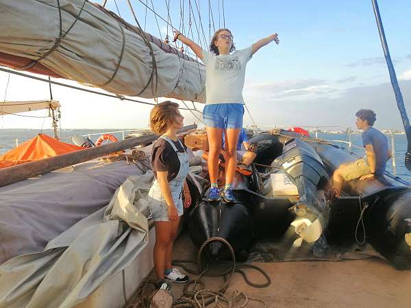 Annika, Clara und Davide auf dem Bridgedeck