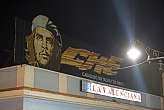 Che Guevara wacht auch nachts über Cienfuegos