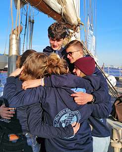 Einige Schüler:innen umarmen sich