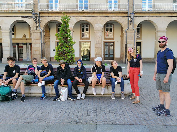 Schüler:innnen auf einer Bank in A Coruña