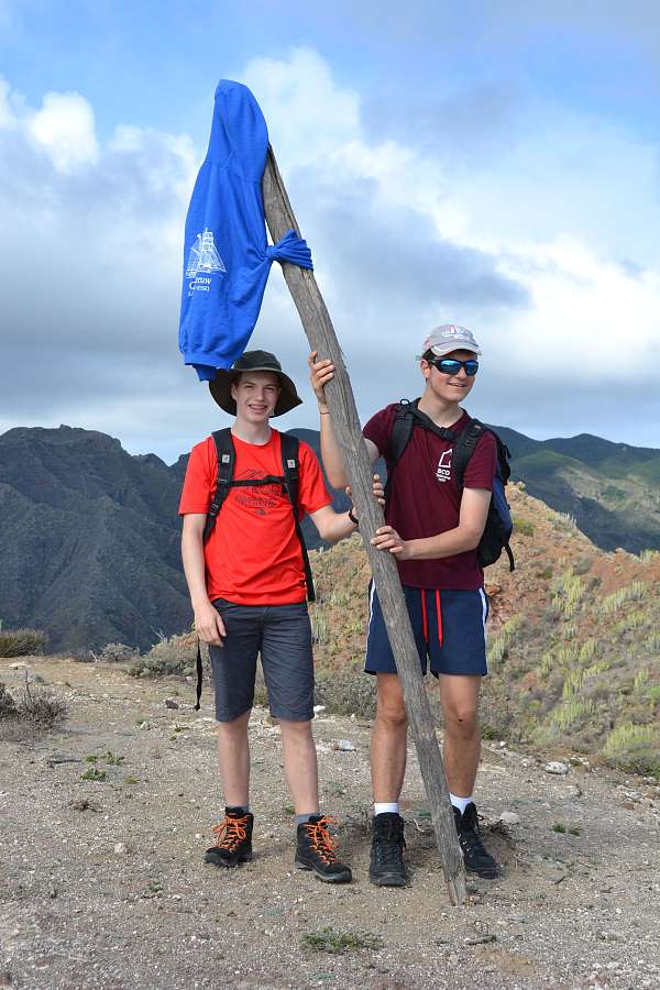 Paul und Flo halten unsere »Fahne« hoch!