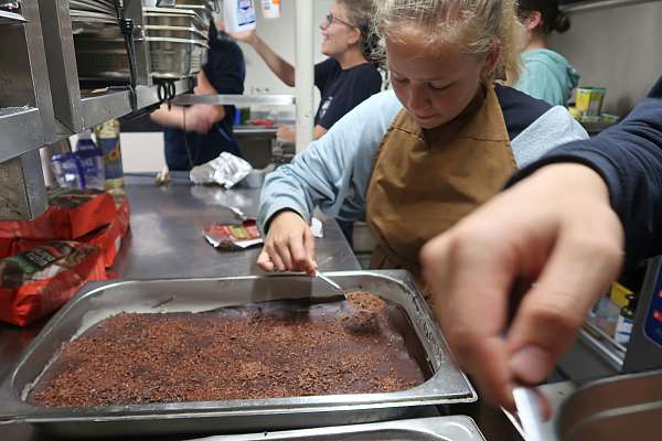 Der Kuchen wird verziert