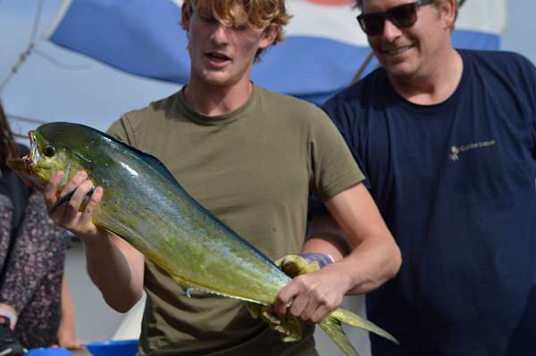 Mart und Dirk präsentieren den Mahi-Mahi 