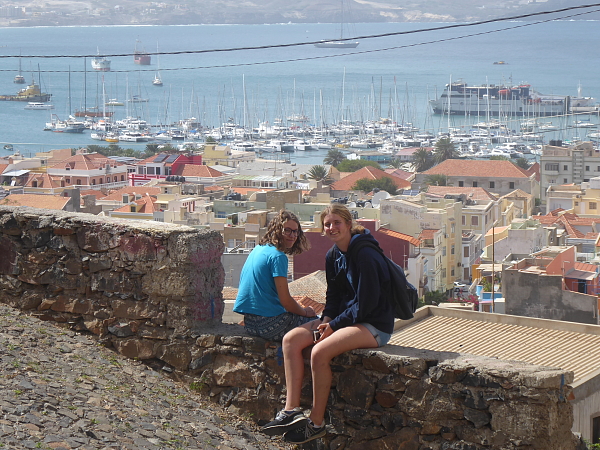 Clara und Johanne mit Blick auf Mindelo