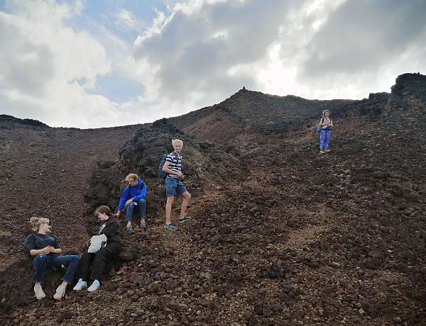 Wanderung durch das Vulkangestein der Insel
