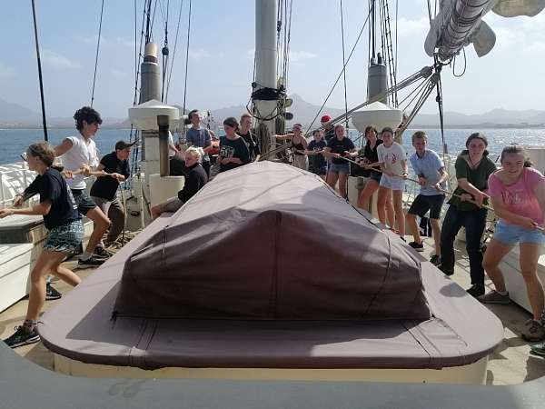 All hands beim Segelsetzen