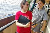 Amelie und Karina messen die Schiffsgeschwindigkeit