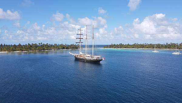 Die Gulden Leeuw ankert vor San Blas Island