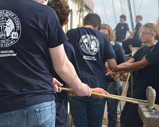 Segelsetzen an Bord der Gulden Leeuw