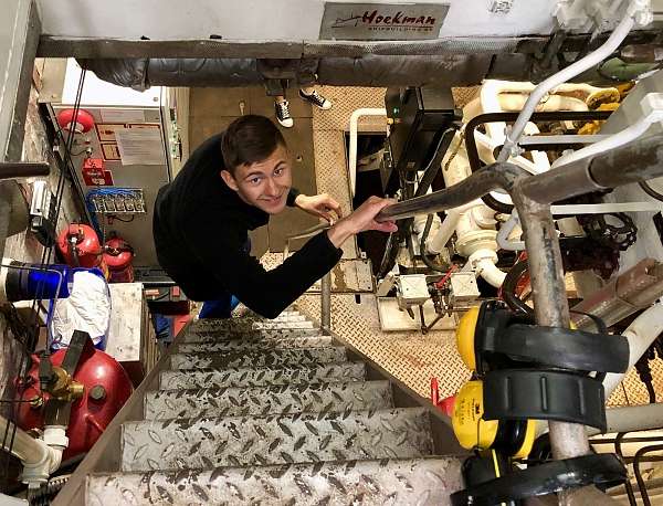 Ein Schüler steigt die steile Treppe zum Maschinenraum hinab