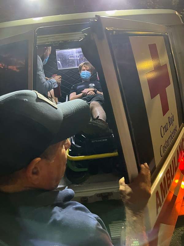 Moritz wird in den Krankenwagen verfrachtet