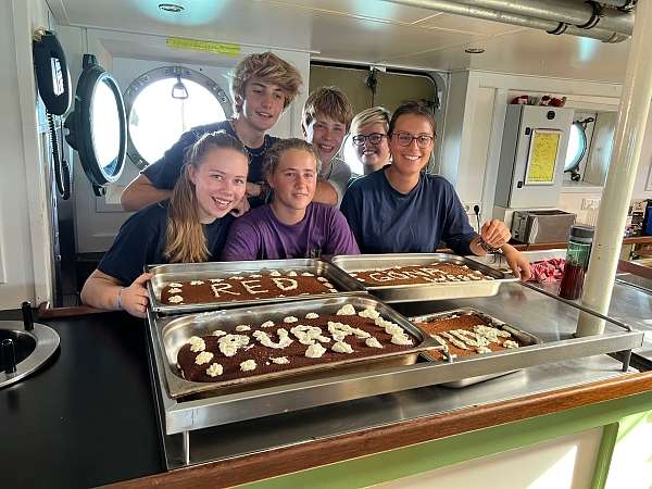 Sechs Schüler:innen mit ihren selbst gebackenen Kuchen