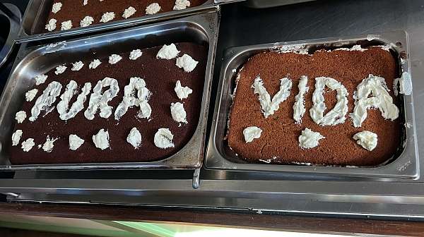 Kuchen mit Aufschrift »Pure Vida«