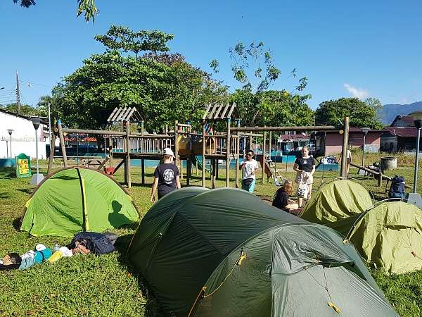 Zeltlager auf einem öffentlichen Spielplatz