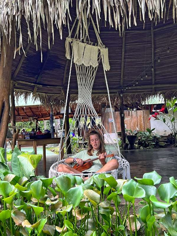 Annemarie mit Ukulele