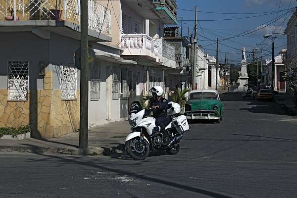 Polizei auf Motorrad-Patrouille in Cienfuegos