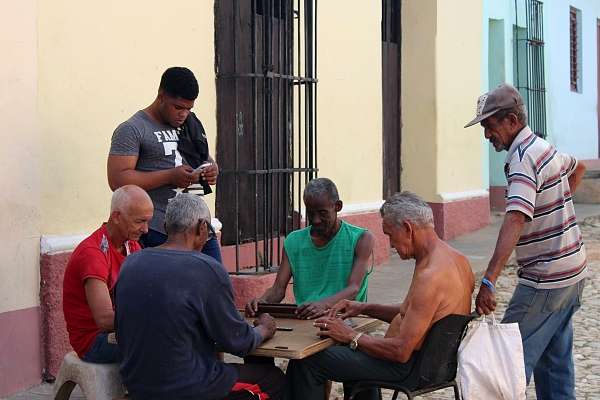 Kubaner spielen vor einem Haus in Trinidad