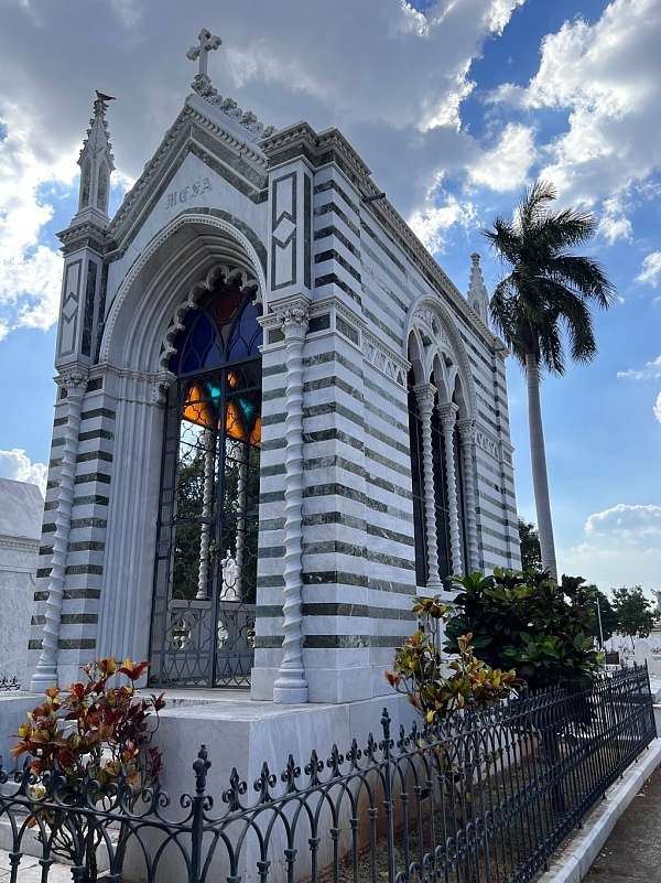 ein sehr prunkvolles Mausoleum