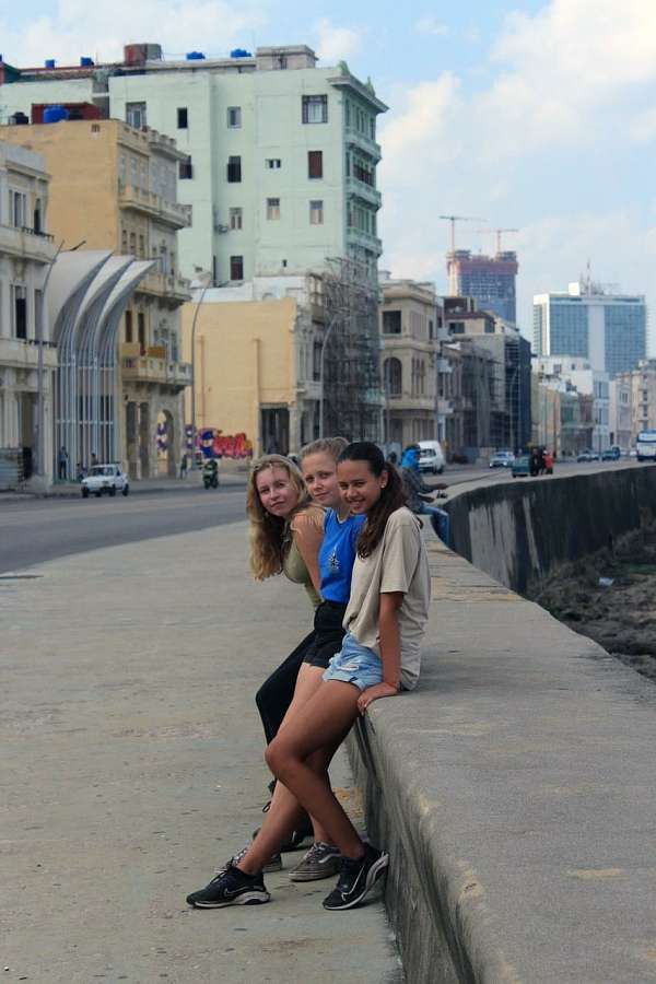 Jana, Luna und Anika am Malecon von Havanna