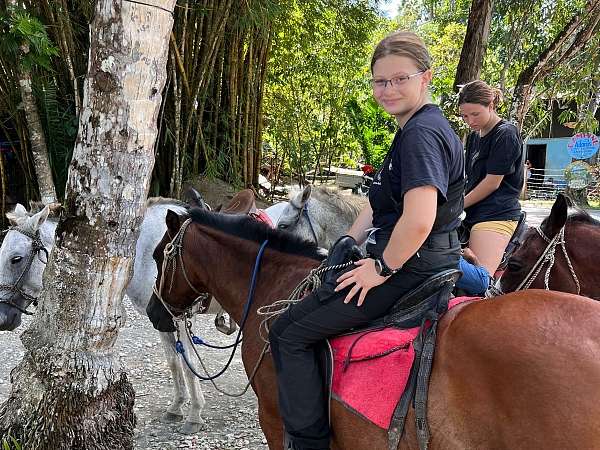 vorn: Kara beim Reiten am Strand während der Expi in Costa Rica 