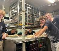 5.3.2023 | In der Galley werden Gnocchi gekocht © Mees In der Galley werden Gnocchi gekocht