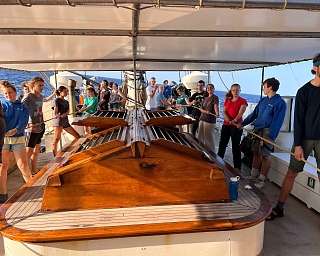 All Hands beim Setzen des Mainsails © Vici All Hands beim Setzen des Mainsails