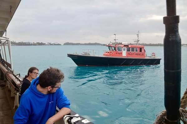 Das Lotsenboot nähert sich unserem Schiff