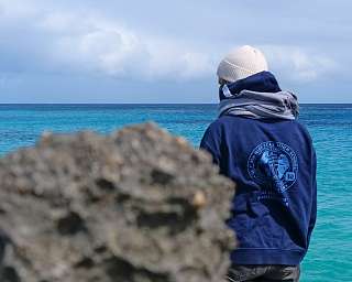 16.03.2023: Annemarie am pinken Strand in Bermuda © Carla P Annemarie am pinken Strand in Bermuda