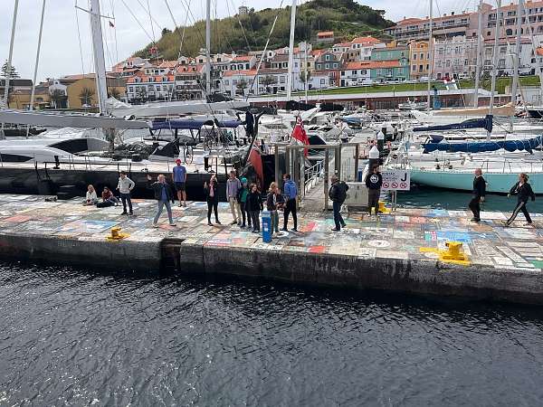 Schülerinnen Winken auf der Pier von Horta