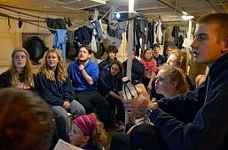 30.3.2023 | Shantiabend unter der durch die Studentmess gespannten Wäscheleine © Tobi Shantiabend unter der Wäscheleine
