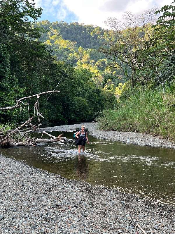 Johanna steht in einem Fluss in Costa Rica