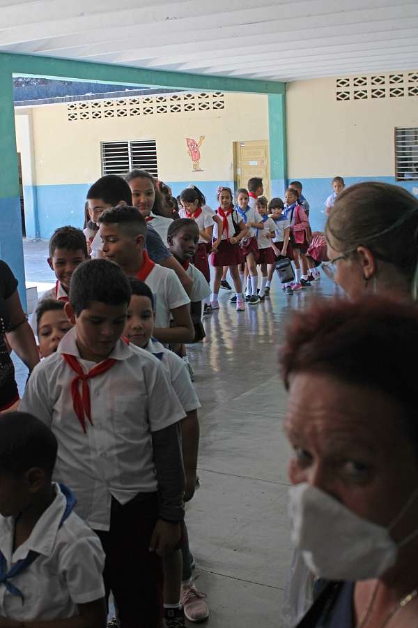 Spendenaktion in einer Grundschule auf Kuba