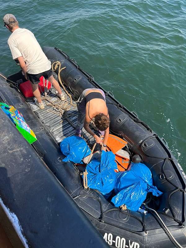 Die Spenden werden in unser Schlauchboot geladen