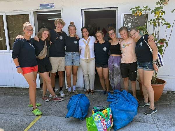 Unsere Gruppe nach der Spendenübergabe an die Marina