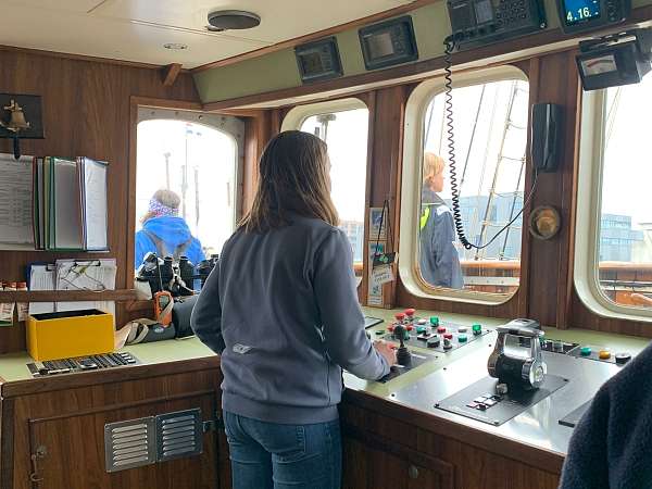 Ablegemanöver in Scheveningen – Captain Charly am Bugstrahlruder