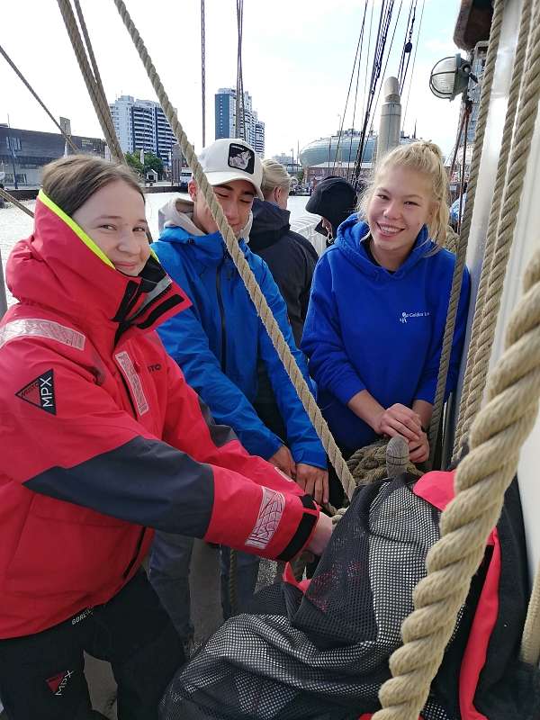 Emma, Lux und Deckhand Selena ziehen an den Rahsegeln