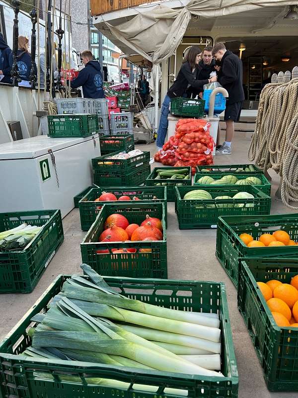 Obst und Gemüse wird in Kisten verpackt