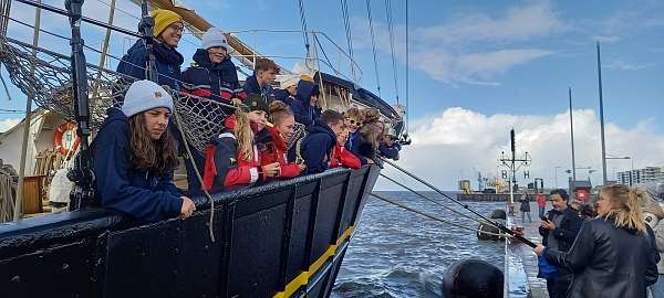 Schüler:innen an Bord der Gulden Leeuw werden interviewt