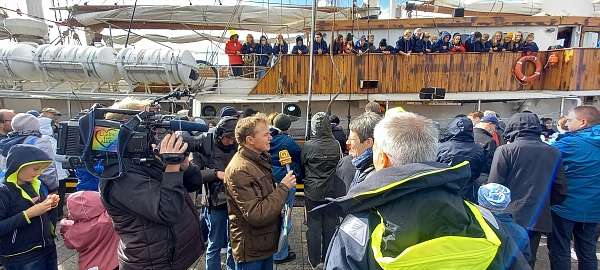 Die Jugendlichen schauen auf die Menge an der Pier