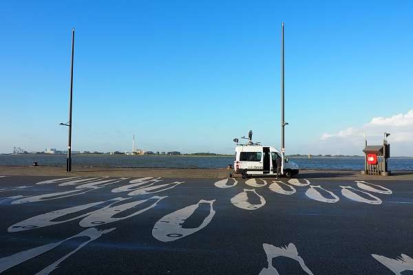 Leerer Platz mit Übertragungswagen