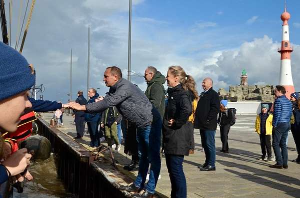 Letzes Händedrücken am Steg