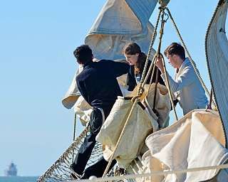 221011 Sofus bringt mit Nika und Florentin das Outer Jib an um mehr Fahrt aufzunehmen