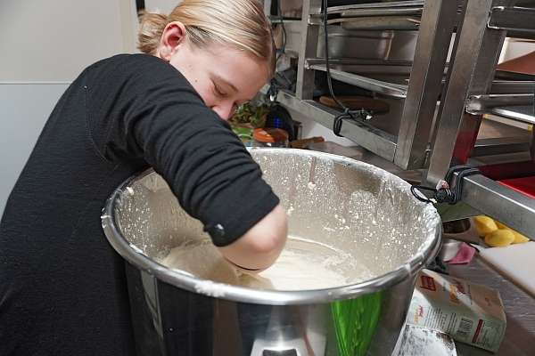 Nanna beim Pizzateig-Kneten