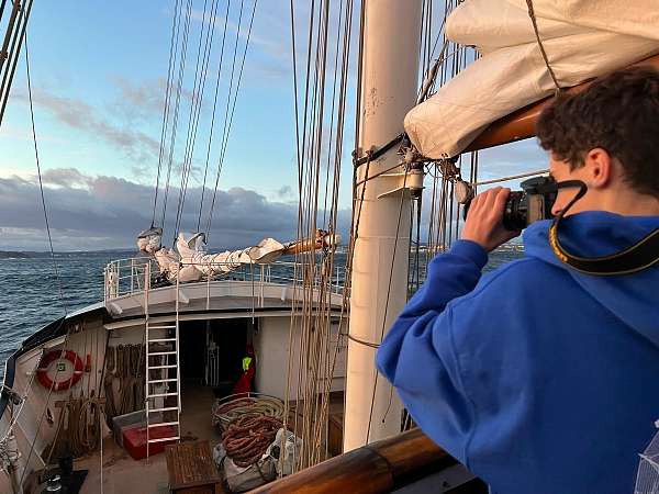 Philipp macht ein Foto vom Sonnenaufgang