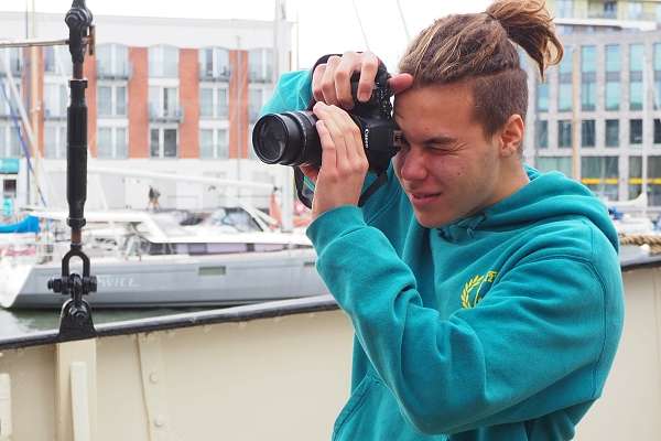 Tjark fotografiert an Bord der Gulden Leeuw