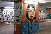 Graffiti in einer U-Bahnstation in Lissabon