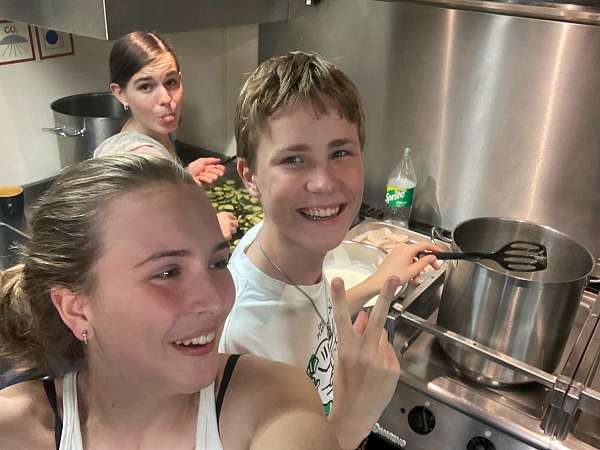Lilly, Kiljan und Carlina beim Kochen