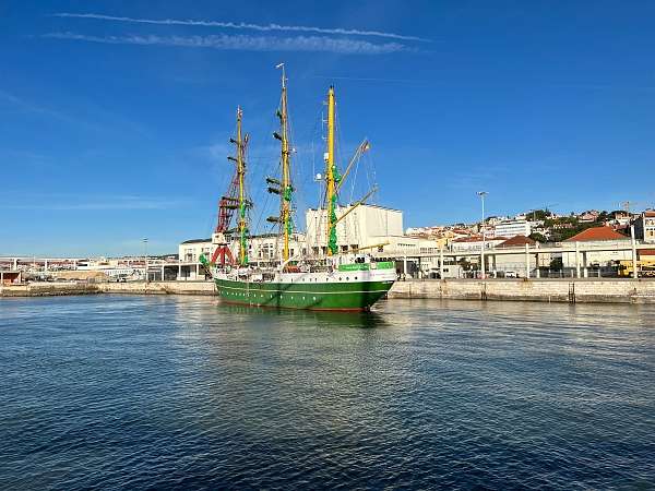 die »Alexander von Humboldt« legt in Lissabon an