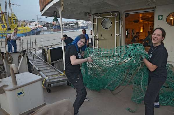 Kara und Maja holen das Sicherheitsnetz der Gangway an Bord